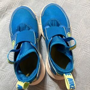 Nike Flex Runner 3 Kids Sneakers Size 12C in Blue and Lime green.